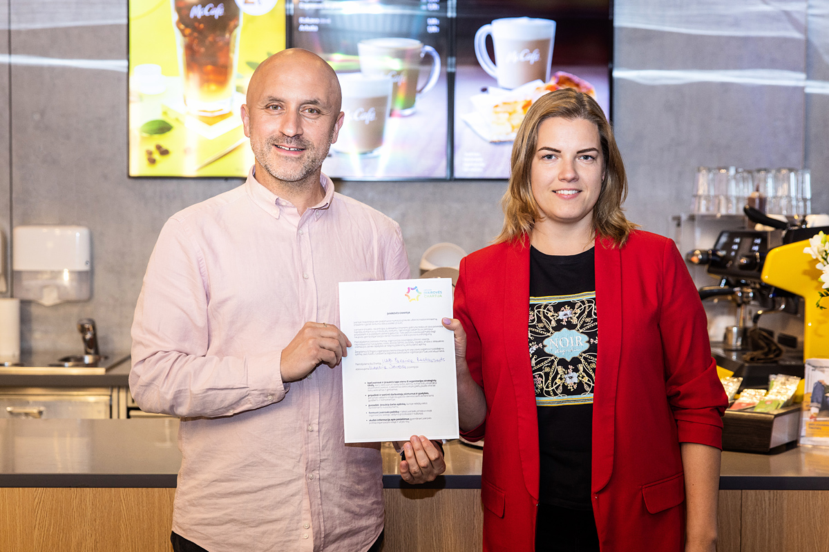 Vyras ir moteris pasira&scaron;ė dokumentą