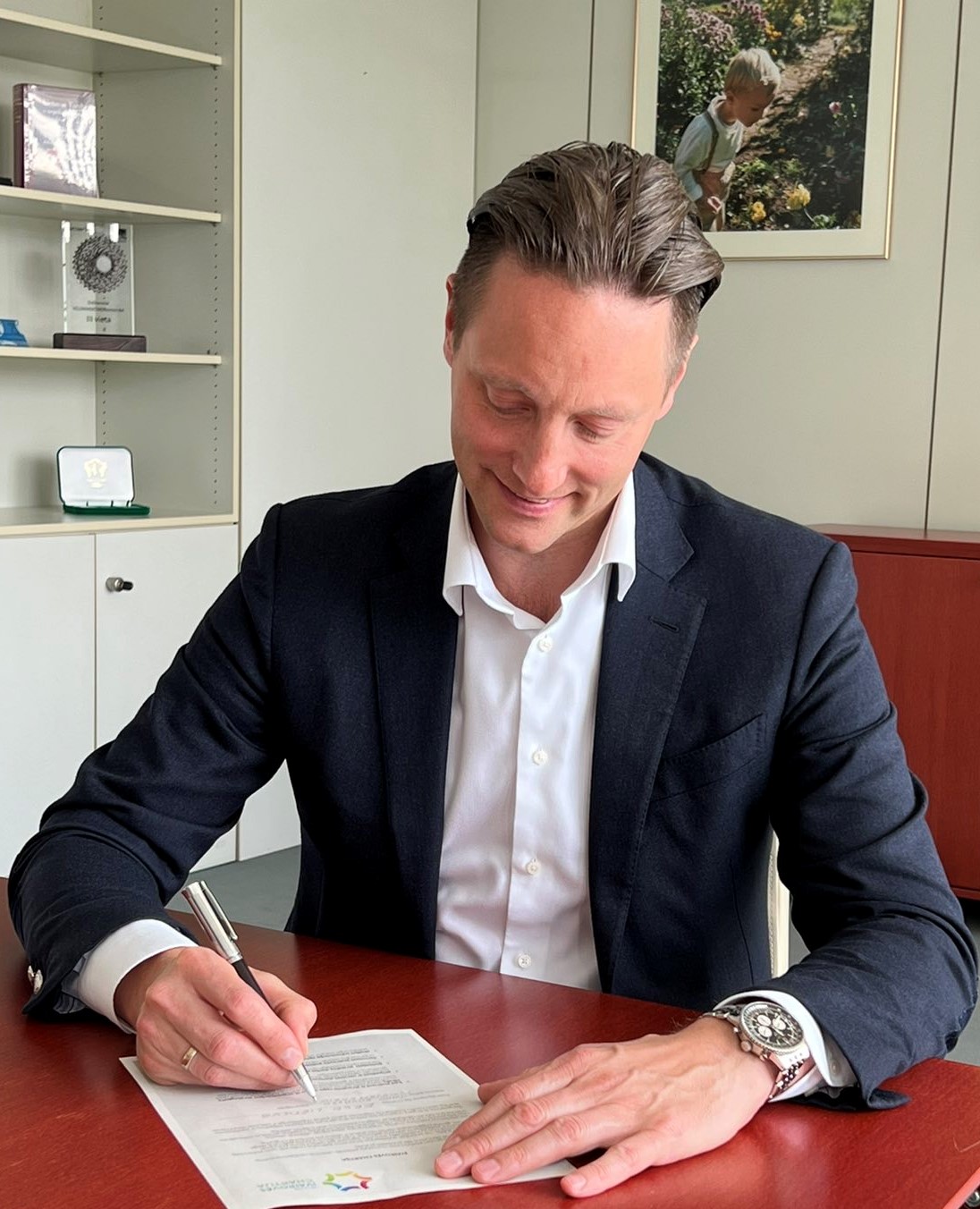 Vyras pasirašo dokumentą 3