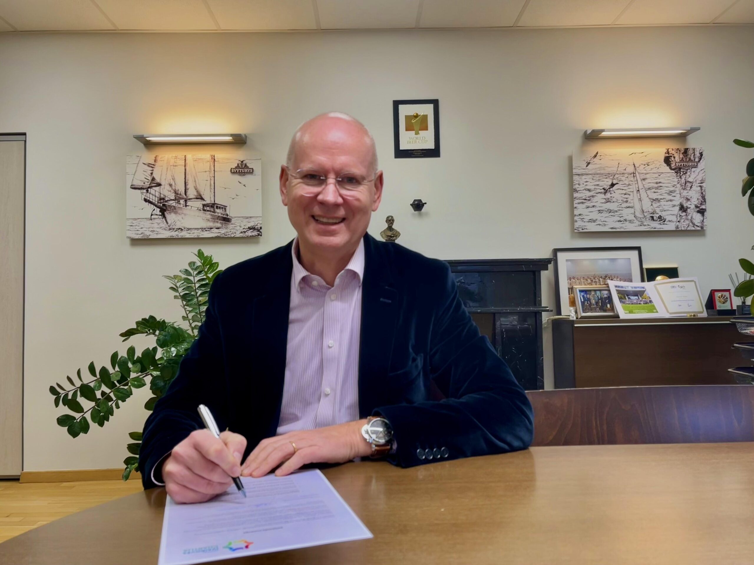 Vyras pasirašo dokumentą