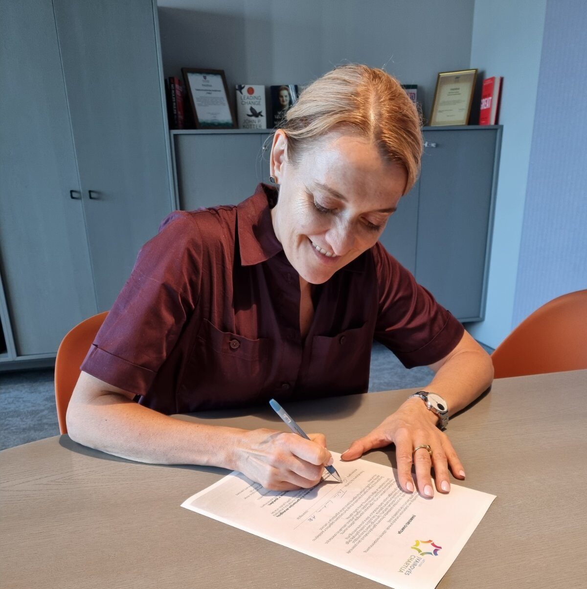 Moteris pasiraso dokumenta 2