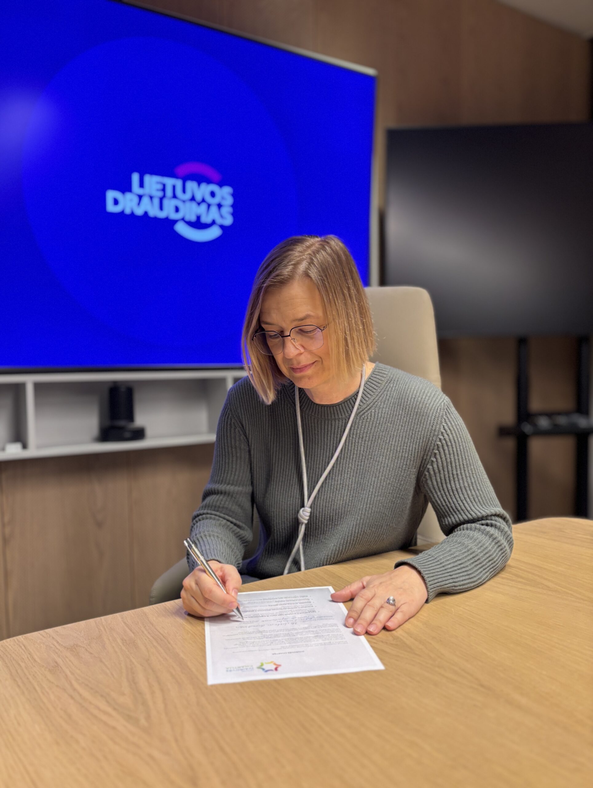 Moteris pasiraso dokumenta